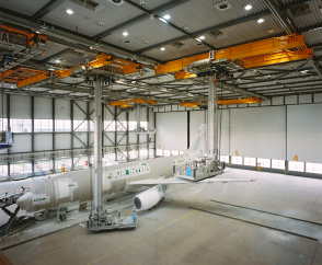 Verriegelbare Hängekrane zur Überfahrt der Teleplattformen für die Lackierung von Flugzeugen