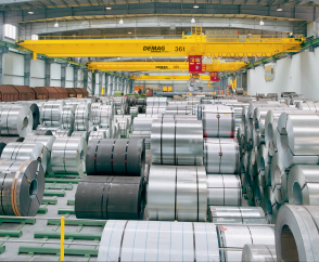 Drei manuell gesteuerte Prozesskrane mit jeweils 36 t Tragfähigkeit auf einer Kranbahn.