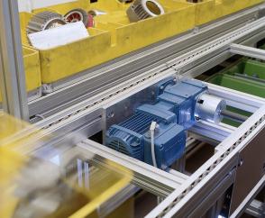 Zuverlässige Fördertechnik für die Kommissionierung einer Montagelinie mit kompakten Winkelgetriebemotoren.