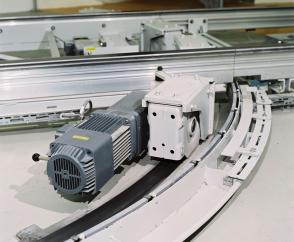 Zuverlässige Bewegung: Transportfahrzeug mit Radblöcken RS in der Automobilindustrie