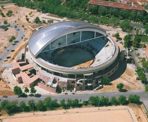 Architektur in Bewegung: Demag Antriebslösungen mit Radblöcken DRS sorgen für die Öffnung des Daches dieser Stierkampfarena.