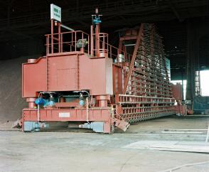 Robuste Technik in staubbelasteter Umgebung: Feinganantriebe mit Winkelgetriebemotoren für einen Haldenräumer.