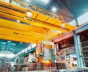 Allrounder-Krane im täglichen Gießerei-Einsatz: Prozesskrane übernehmen den Transport von Gießpfannen sowie das Handling von Formkästen
