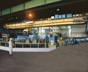 Manuell per Funk gesteuerter Prozesskran in der Walzendreherei eines Herstellers von Stahlprofilen.