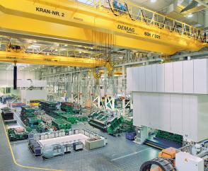 Prozesskran mit 63/32-t-MPW-Windwerken auf einer Katze zum Transport von Presswerkzeugen in der Automobilindustrie - einschließlich Wendefunktion