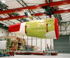 Höchste Präzision mit vier synchronisierten Hubwerken in der Flugzeugmontage des Airbus A380