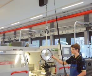 Zuverlässiges Handling von Werkstücken mit dem Kettenzug DC-Com
