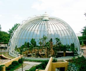 Unsere Antriebstechnik bringt Architektur in Bewegung: Mobile Dachkonstruktion mit Demag Winkelgetriebemotoren