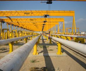 Demag Einträger-Vollportalkrane für das Handling und die Verladung von Hochsee-Pipelines