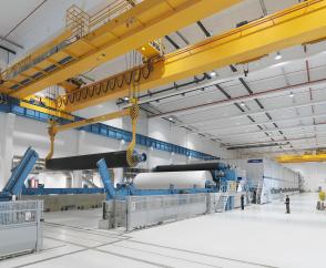 Tambourhandling im Takt der Maschine: Rückführung der Leertamboure zum Maschinenspeicher