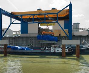 Die Verbindung der Verkehrsträger von Lkw, Bahn und Schiff wird ermöglicht durch einen Demag Prozesskran mit zwei 125-t-WIndwerken