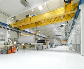 Handling von Volltambouren mit zwei synchronisierten 63-t-Windwerken. Zusätzliche Flexibilität mit zwei  Winkelkatzen für Service- und Wartung.