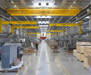 Ausstattung einer Montagehalle für Werkzeugmaschinen mit unseren Wandlaufkranen und Zweiträger-Laufkranen.