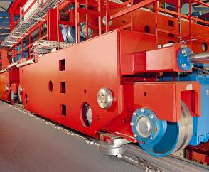 Radsätze mit seitlichen Führungsrollen, angetrieben von Demag Flachgetriebemotoren an einem Zweiträger-Laufkran mit 250 t Tragfähigkeit