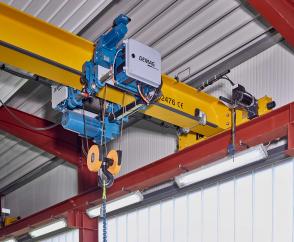 Die intelligente Sicherheitssteuerung Demag SafeControl überwacht die Daten der Krane und unterstützt den Kranbediener.