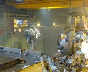Zwei vollautomatisierte Prozesskrane im 24/7-Betrieb zur Bewirtschaftung eines Müllbunkers