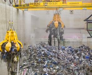 Zwei Prozesskrane auf zwei Ebenen in einer Abfallverwertungsanlage