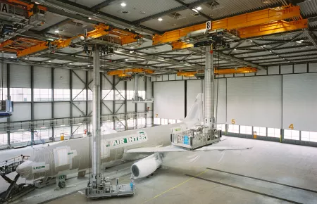 Verriegelbare Hängekrane zur Überfahrt der Teleplattformen für die Lackierung von Flugzeugen