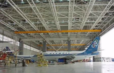 Fünffach aufgehängter Deckenkran in einem Hangar für die Wartung 