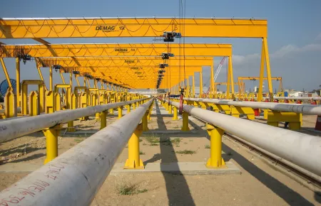 Demag Einträger-Vollportalkrane für das Handling und die Verladung von Hochsee-Pipelines