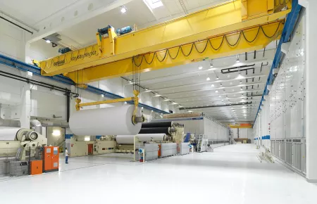 Handling von Volltambouren mit zwei synchronisierten 63-t-Windwerken. Zusätzliche Flexibilität mit zwei  Winkelkatzen für Service- und Wartung.