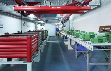 Kranlösung mit Kettenzug DC-Pro 500 kg im Versandbereich einer Produktion für Elektromotoren
