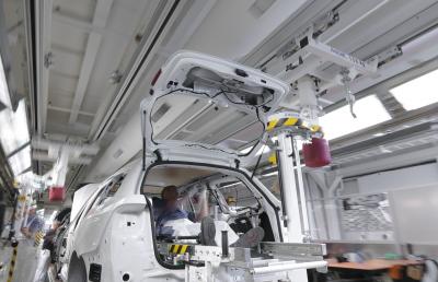 Automobilindustrie: Sichere und exakte Führung von Flying Seats in der Endmontagelinie für Pkw