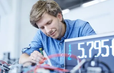 Die Demag Ingenieure streben stetig nach großen, und kleinen, Verbesserungen für einen noch effizienteren Materialfluss.