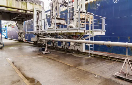 Präzise von der Viereck GmbH & Co. KG umgesetzt: Die Gangway am Verlade-kai.