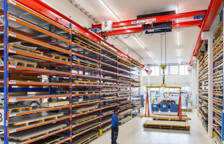 Zwei Krane erleichtern das Handling von Rohmaterial bei EUGEN ARNOLD GmbH in Aichtal.