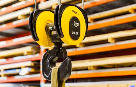 Die jeweilige Tragfähigkeit der Hubwerke liegt bei 10 Tonnen.
