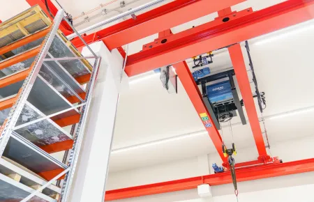 Die Krane sind jeweils mit Demag Seilzügen DVR als Hubwerk ausgestattet.