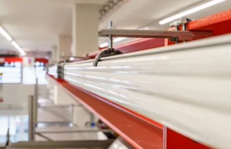 Spannende Ansicht der Stromzuleitung Demag DCL-Pro für die Krane.