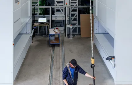 Arbeitssituation mit Brückenkranen in der Halle.