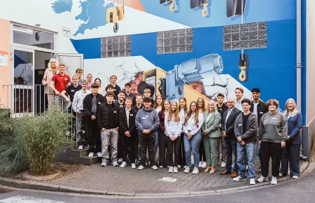 Gruppenbild der neuen Demag Auszubildenden