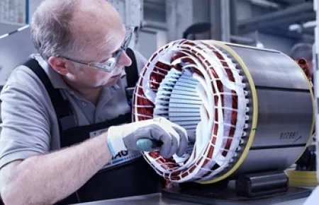 Genauer Blick auf die Motorwicklung im Motorenwerk in Uslar.