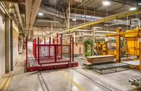 Mit seiner Vielzahl an Anschlussmöglichkeiten ist der Demag Radblock DRS und DRS-M in vielerlei Transportlösungen das ideale Laufrad. In diesem Fall von zwei Seiten eingehaust zum Möbeltransport mit einem Verfahrwagen. 