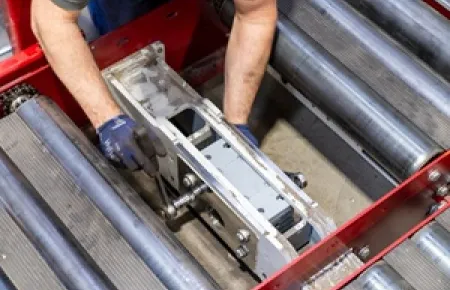 Mit seiner Vielzahl an Anschlussmöglichkeiten ist der Demag Radblock DRS und DRS-M in vielerlei Transportlösungen das ideale Laufrad. In diesem Fall von zwei Seiten eingehaust zum Möbeltransport mit einem Verfahrwagen. 