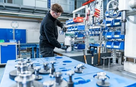 Arbeitsschritt der Heirat von Motor und Getriebe.
