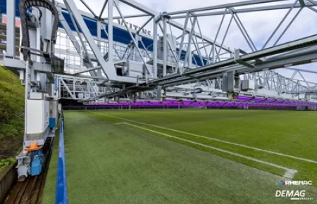 Demag Radblock DRS und DRS-M als Fahreinheit mit Demag Flachgetriebemotor zum Verfahren eines LED-Belichtungssystems in der Stadiontechnik. 