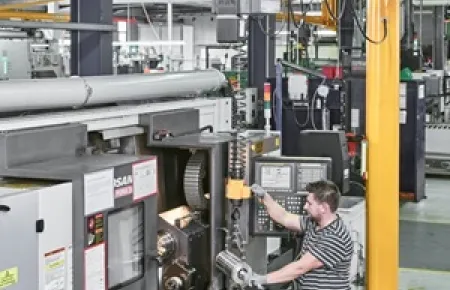 Demag Manulift ermöglicht die einhändige Bedienung von Kettenzug und Lastführung mit der anderen Hand.