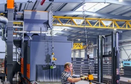 Demag Manulift in einer Demag KBK Einschienenbahn für Pick-Aufgaben entlang einer Produktionslinie.