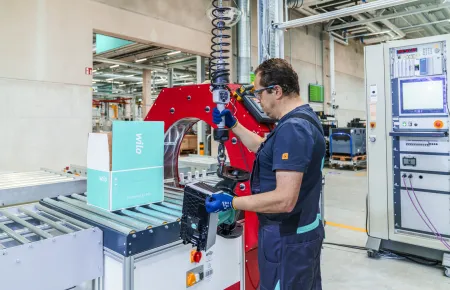 Präzises Positionieren mit dem Demag Kettenzug DCBS mit Balancer.