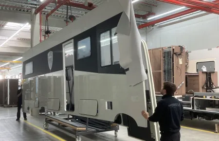 Die Montage der großflächigen Reisemobilseitenwände wird mit einem Demag KBK-Zweiträgerkran ausgeführt.