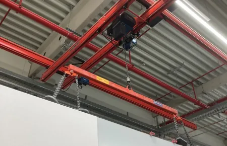 Demag Kettenzüge vom Typ DC-Com heben und senken die Komponenten, in diesem Fall an einer Traverse.