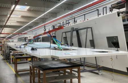 Die Demag KBK Anlage kann entlang der halben Montagelinie bei MORELO flexibel genutzt werden.