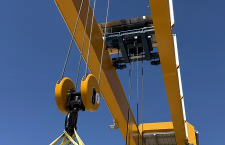 Zwei Hubwerke der DH-Serie mit jeweils 20 t Tragfähigkeit ermöglichen das synchrone Handhaben von schweren oder besonders großen Lasten