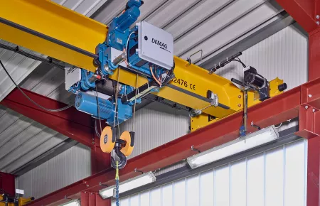 Die intelligente Sicherheitssteuerung Demag SafeControl überwacht die Daten der Krane und unterstützt den Kranbediener.